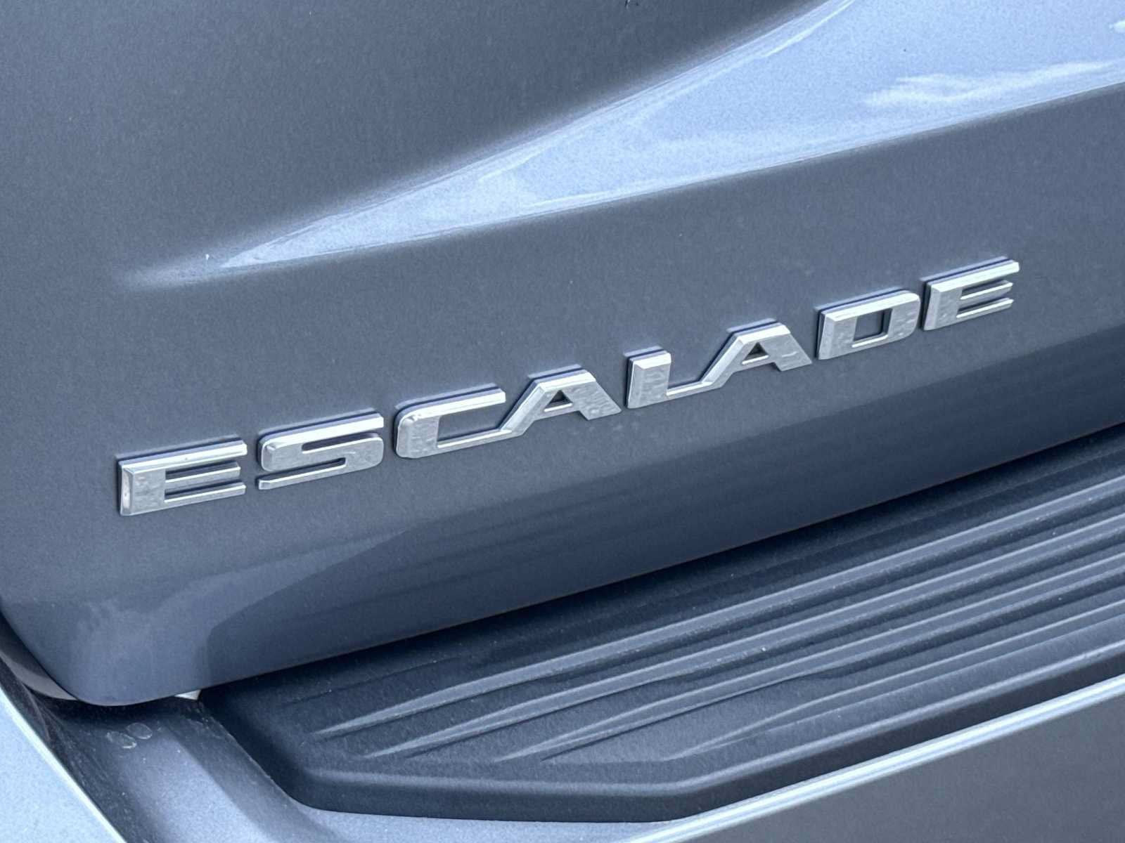 Used 2022 Cadillac Escalade Premium Luxury w/ Performance Package AWD/4WD image 10