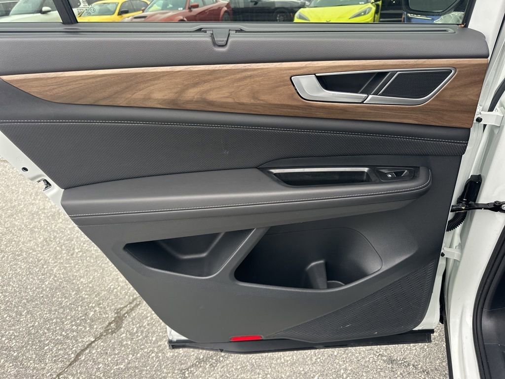 Used 2025 Volkswagen Atlas SE image 28