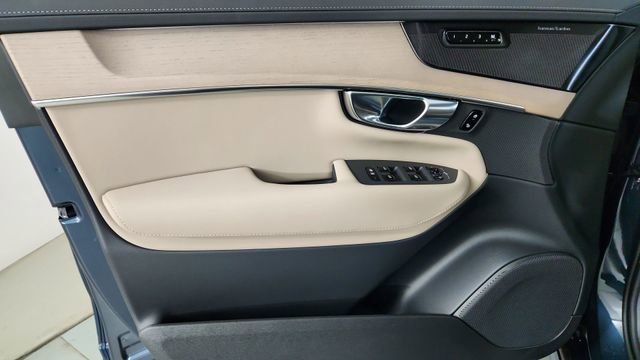 New 2026 Volvo XC90 T8 Plus w/ Protection Package Premier AWD/4WD image 9