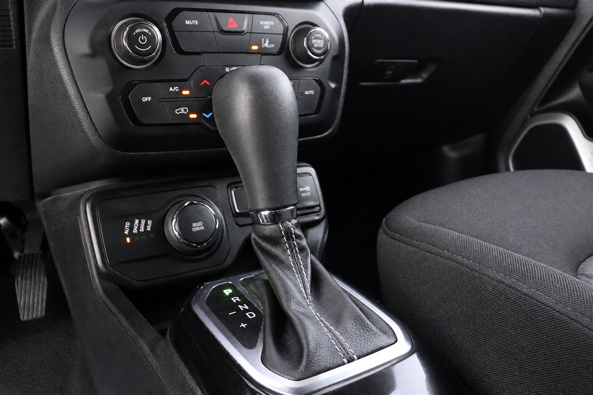 Used 2021 Jeep Renegade Latitude AWD/4WD image 38