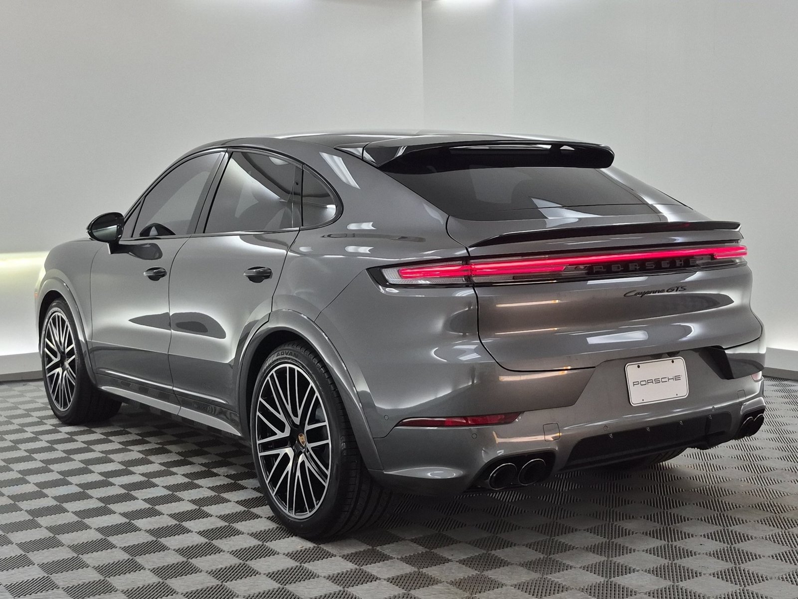 Used 2025 Porsche Cayenne GTS AWD/4WD image 3