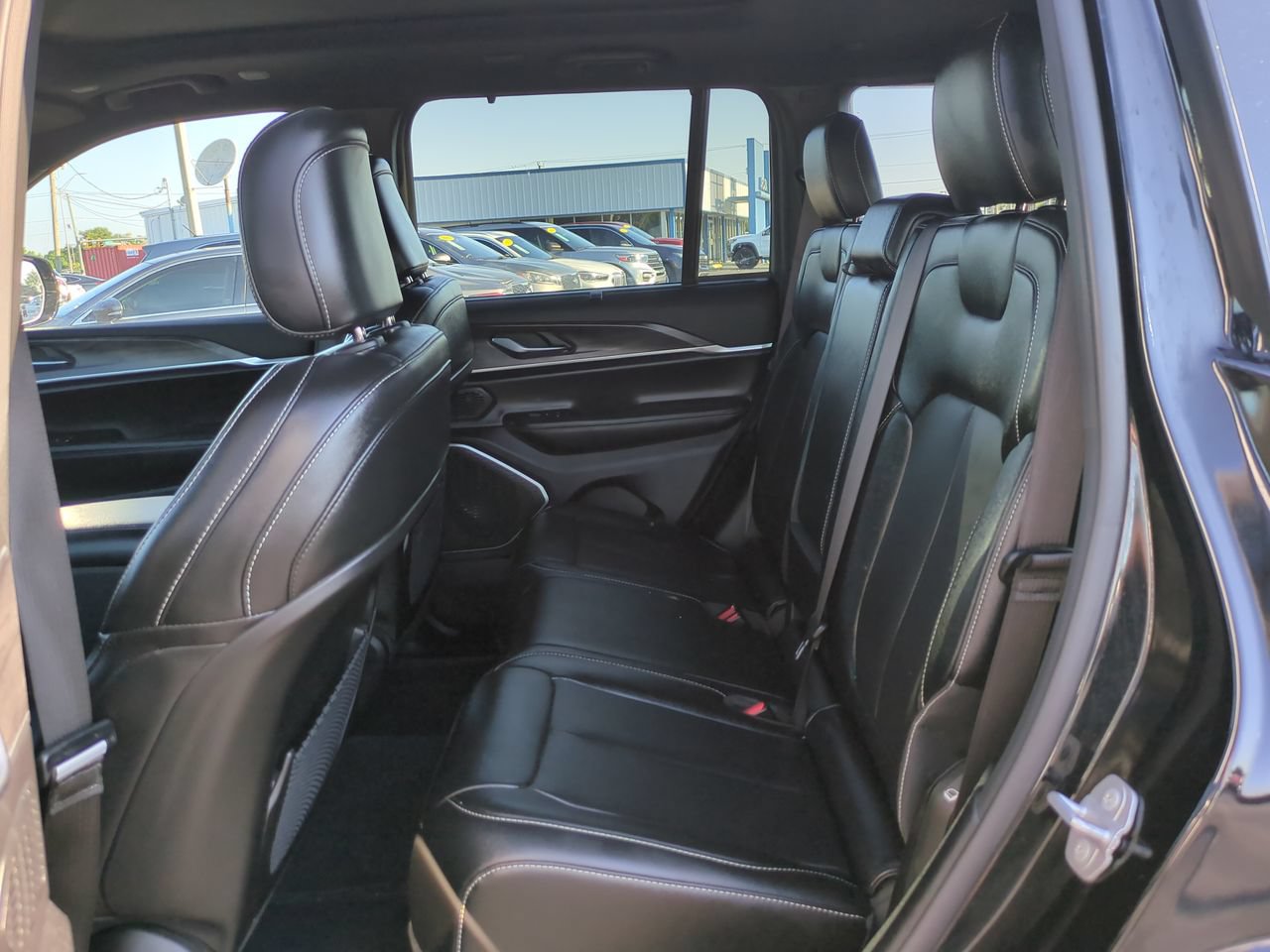 Used 2025 Jeep Grand Cherokee Limited w/ Luxury Tech Group II AWD/4WD image 12