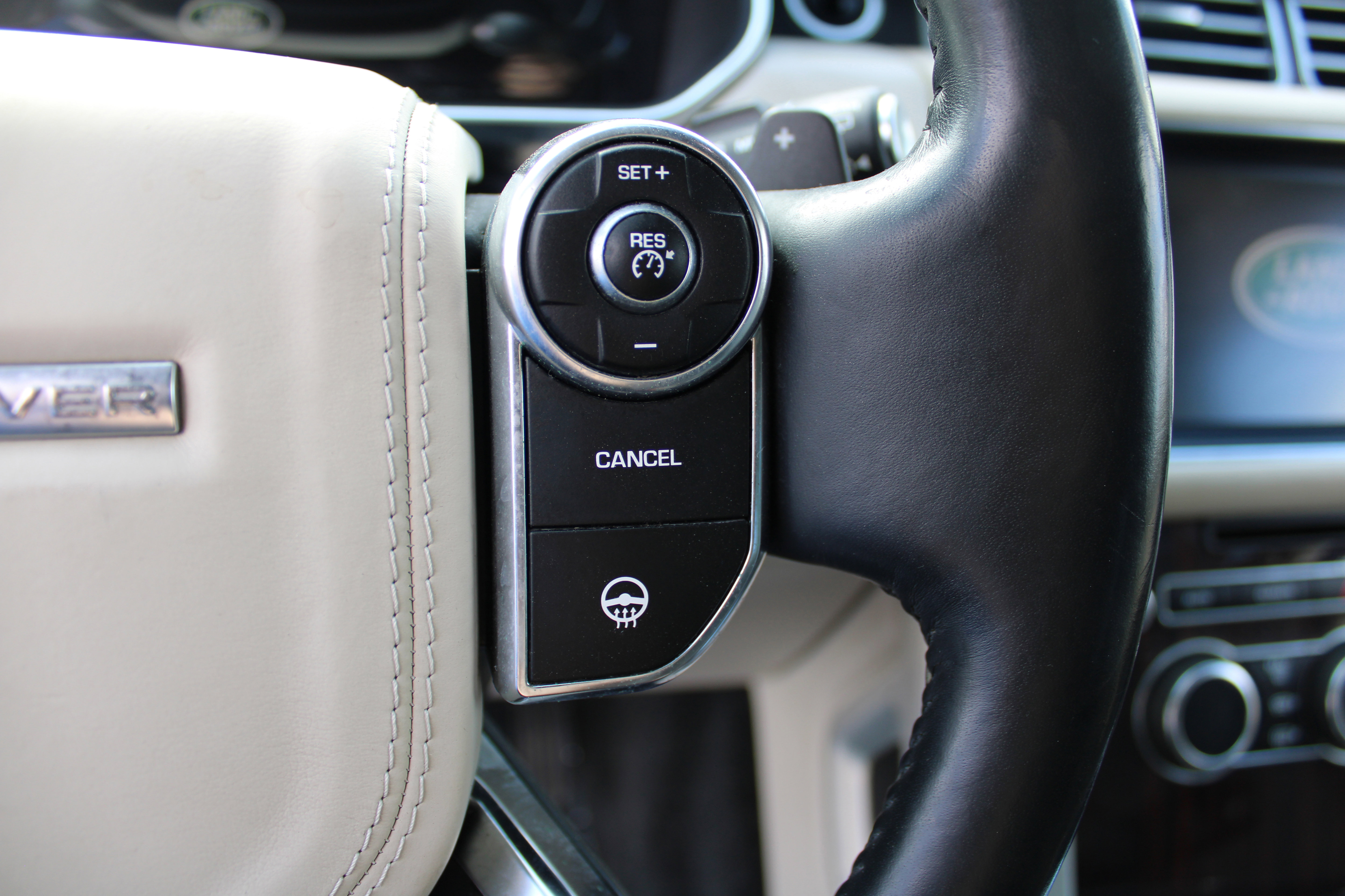 Used 2014 Land Rover Range Rover HSE image 24