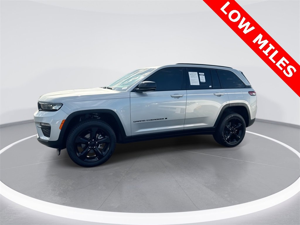 Used 2024 Jeep Grand Cherokee Limited w/ Black Appearance Package image 5