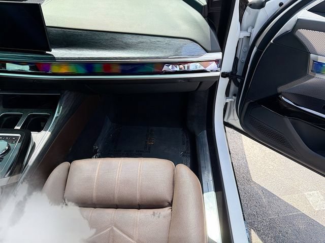 Used 2025 BMW i7 eDrive50 w/ Premium Package RWD image 17