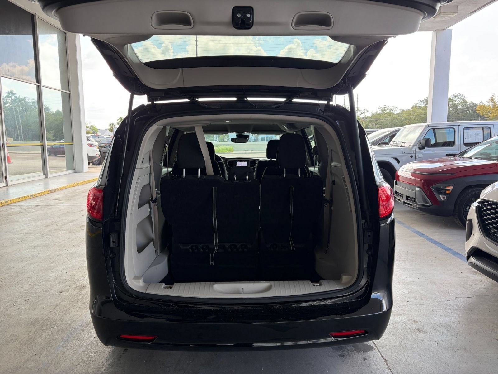 Used 2024 Chrysler Voyager LX FWD image 31