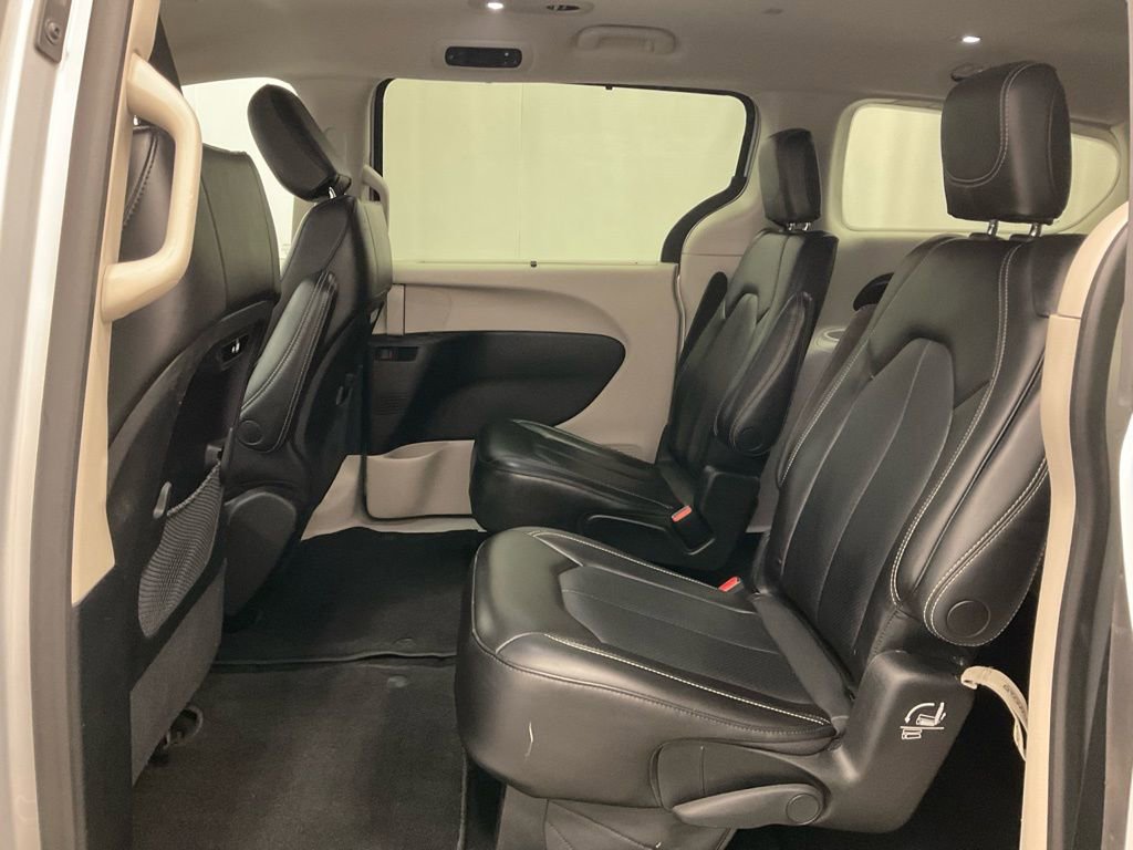 Used 2023 Chrysler Pacifica Touring-L image 29