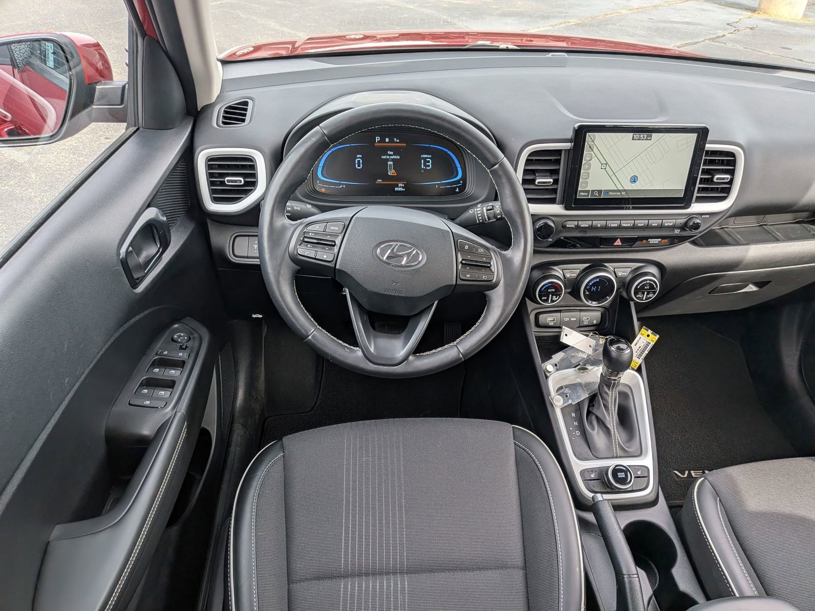 Used 2025 Hyundai Venue Limited FWD image 29