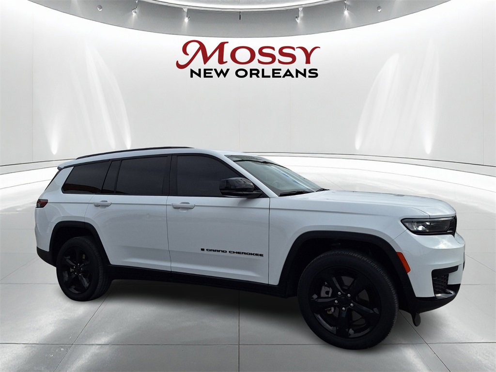 Used 2023 Jeep Grand Cherokee L Laredo image 3