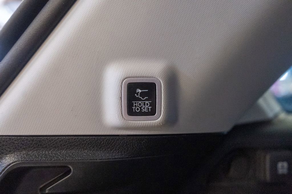 Used 2023 Jeep Grand Cherokee Laredo w/ Luxury Tech Group I image 11