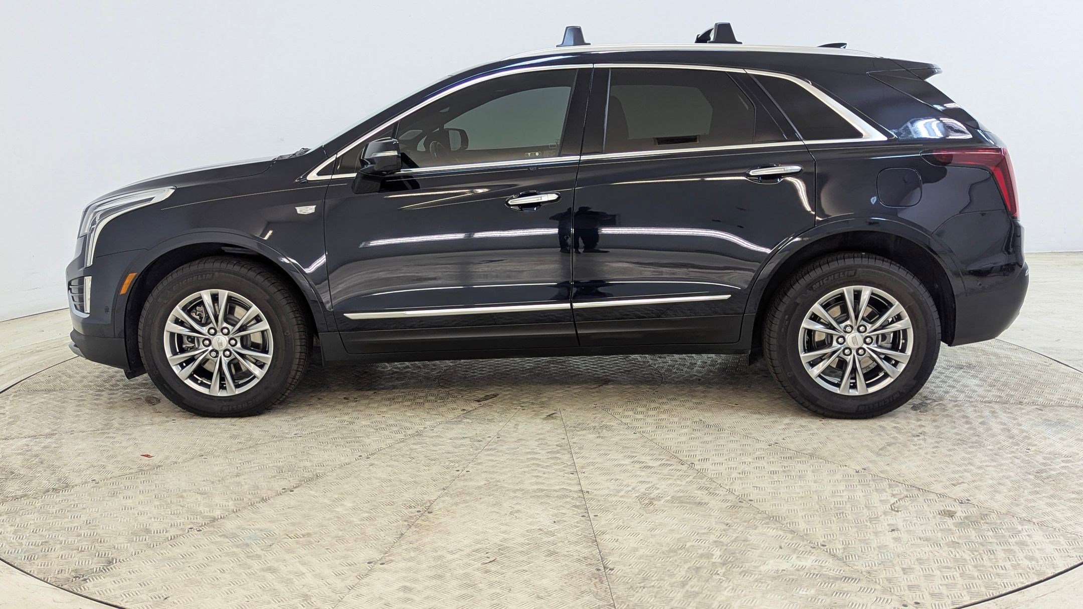 Used 2021 Cadillac XT5 Premium Luxury image 2