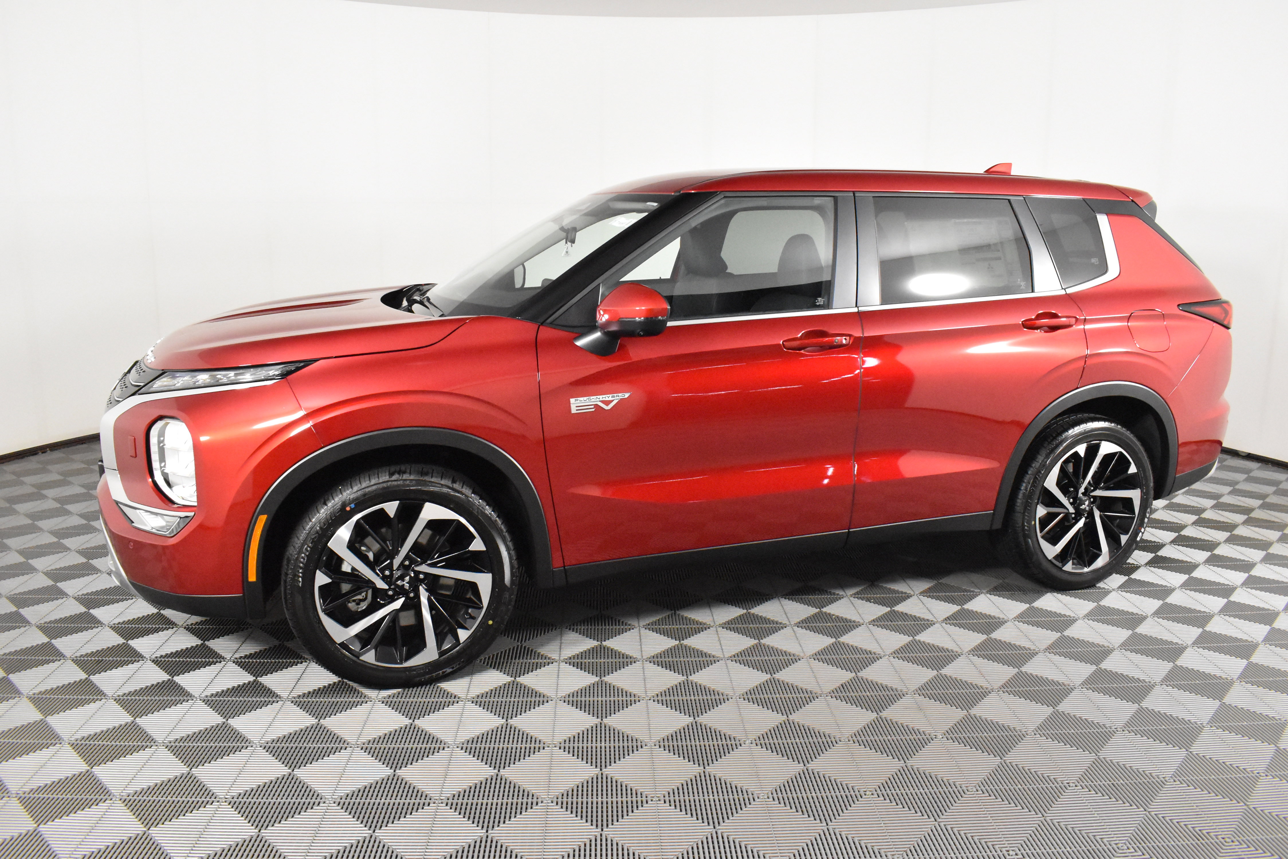 Used 2025 Mitsubishi Outlander SE image 9