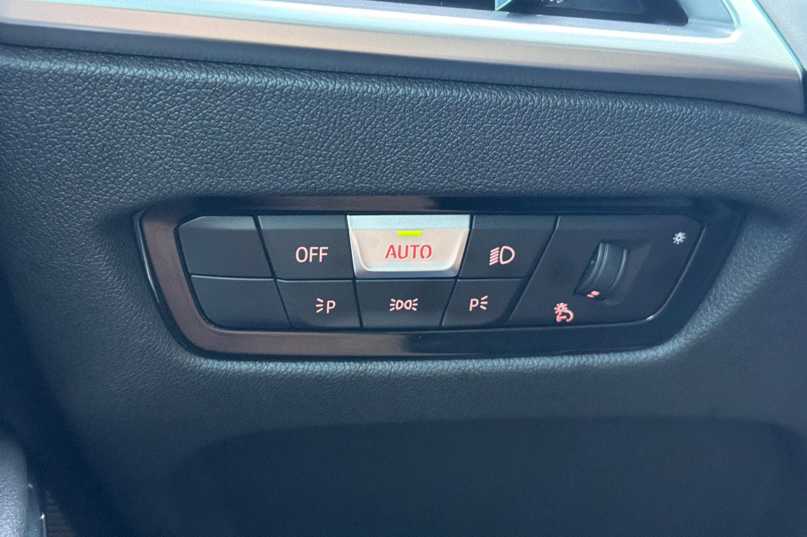 Used 2025 BMW 330i Sedan w/ Premium Package image 37