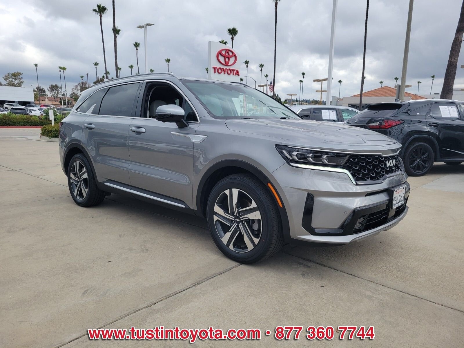 Used 2023 Kia Sorento SX Prestige w/ Panoramic Sunroof Package AWD/4WD image 2