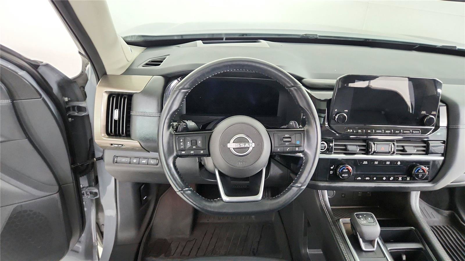 Used 2024 Nissan Pathfinder Platinum w/ Black Appearance Package AWD/4WD image 20