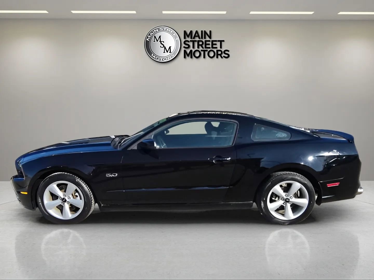 Used 2013 Ford Mustang GT image 2