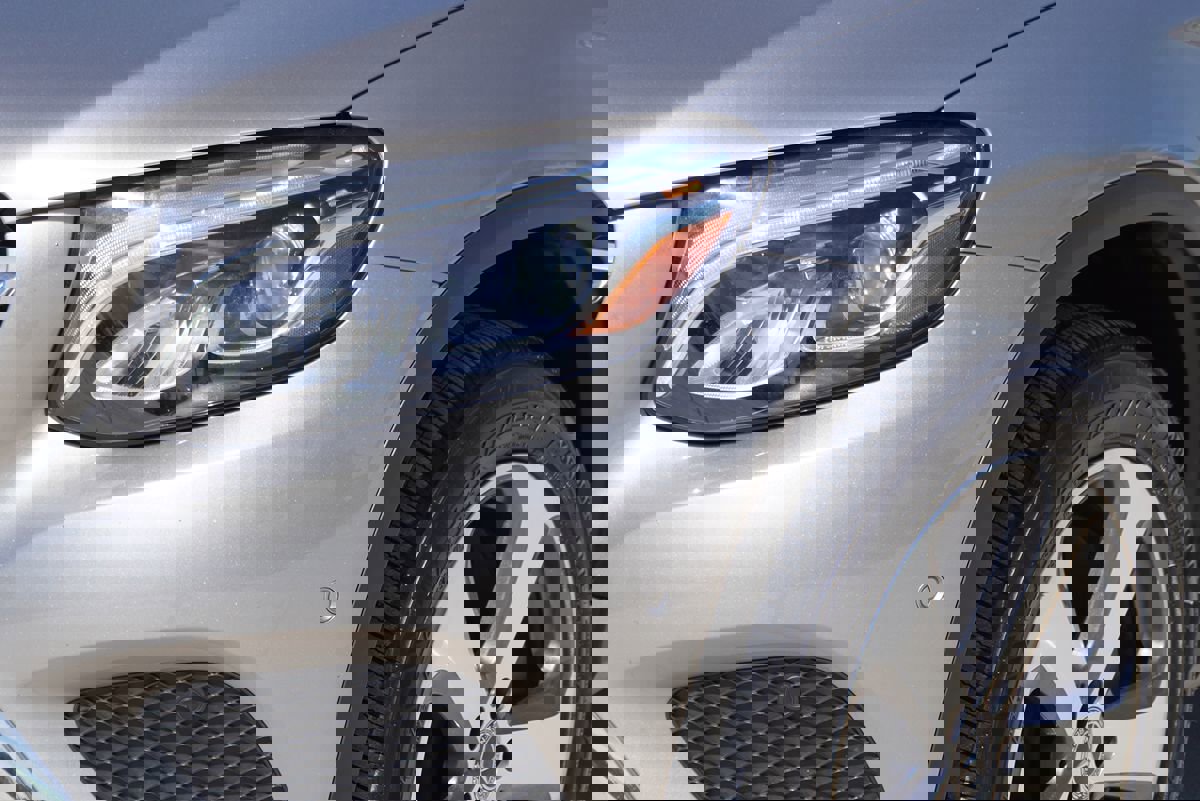 Used 2019 Mercedes-Benz GLC 300 4MATIC image 2