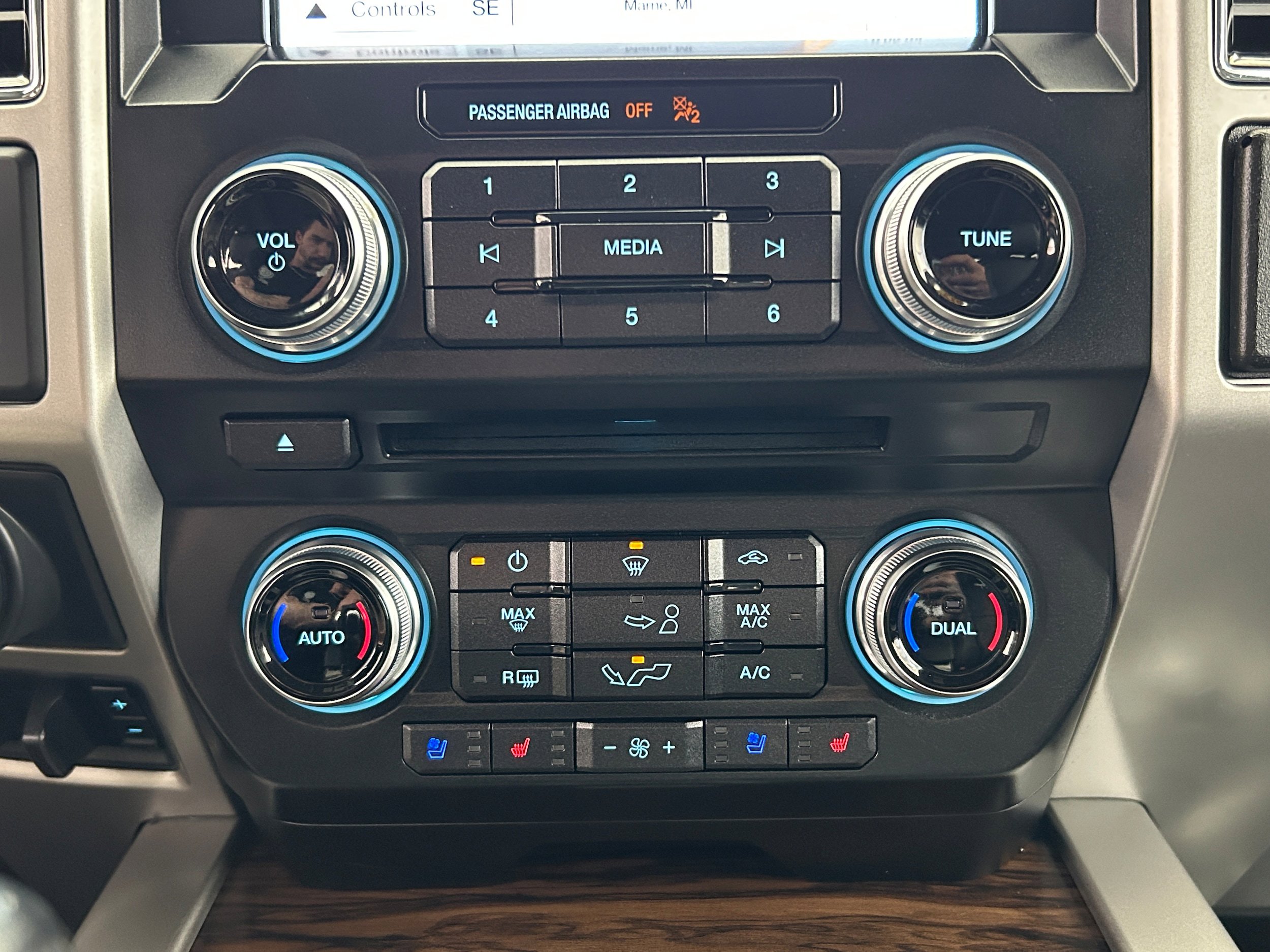 Used 2018 Ford F150 Lariat w/ Equipment Group 502A Luxury AWD/4WD image 10