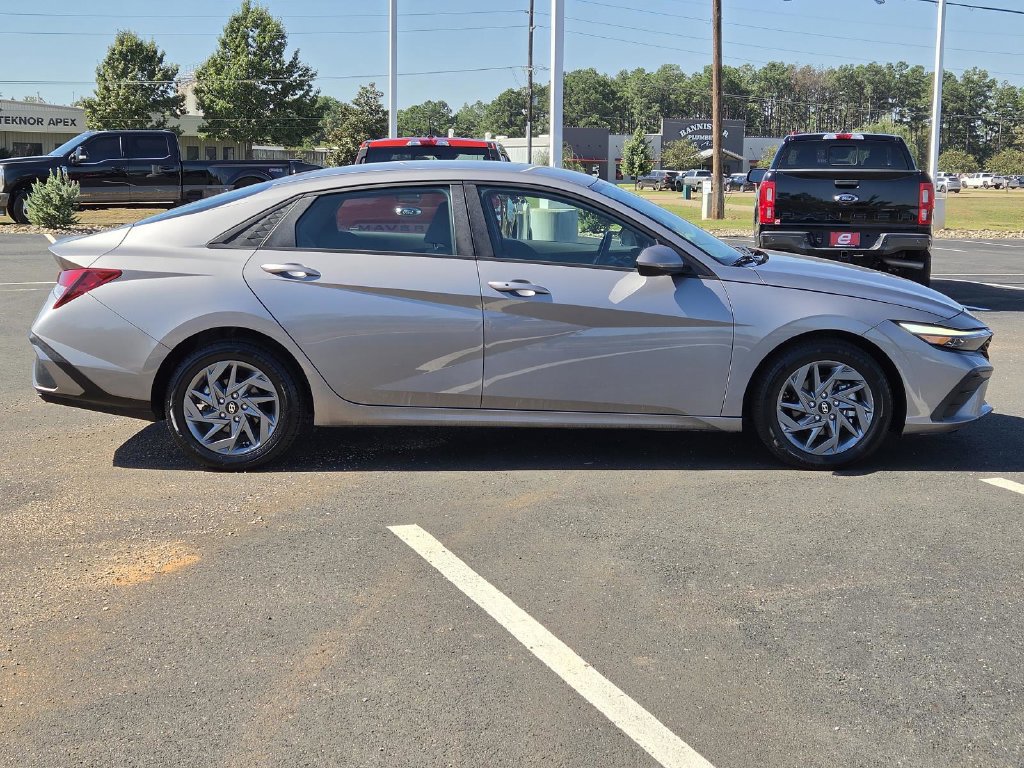 Used 2024 Hyundai Elantra SEL FWD image 9