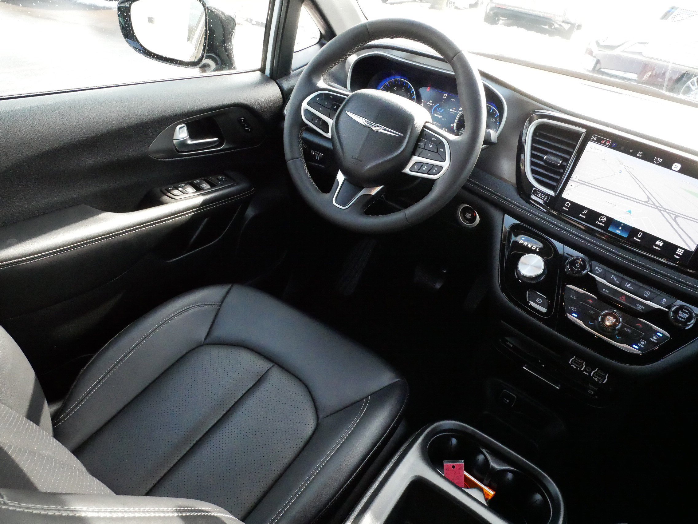 Used 2025 Chrysler Pacifica Select w/ Uconnect Theater Family Group image 9