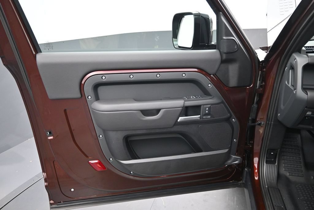 New 2026 Land Rover Defender 90 X-Dynamic SE AWD/4WD image 17
