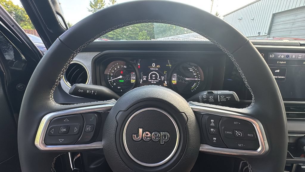 Used 2025 Jeep Wrangler Unlimited Sahara AWD/4WD image 17