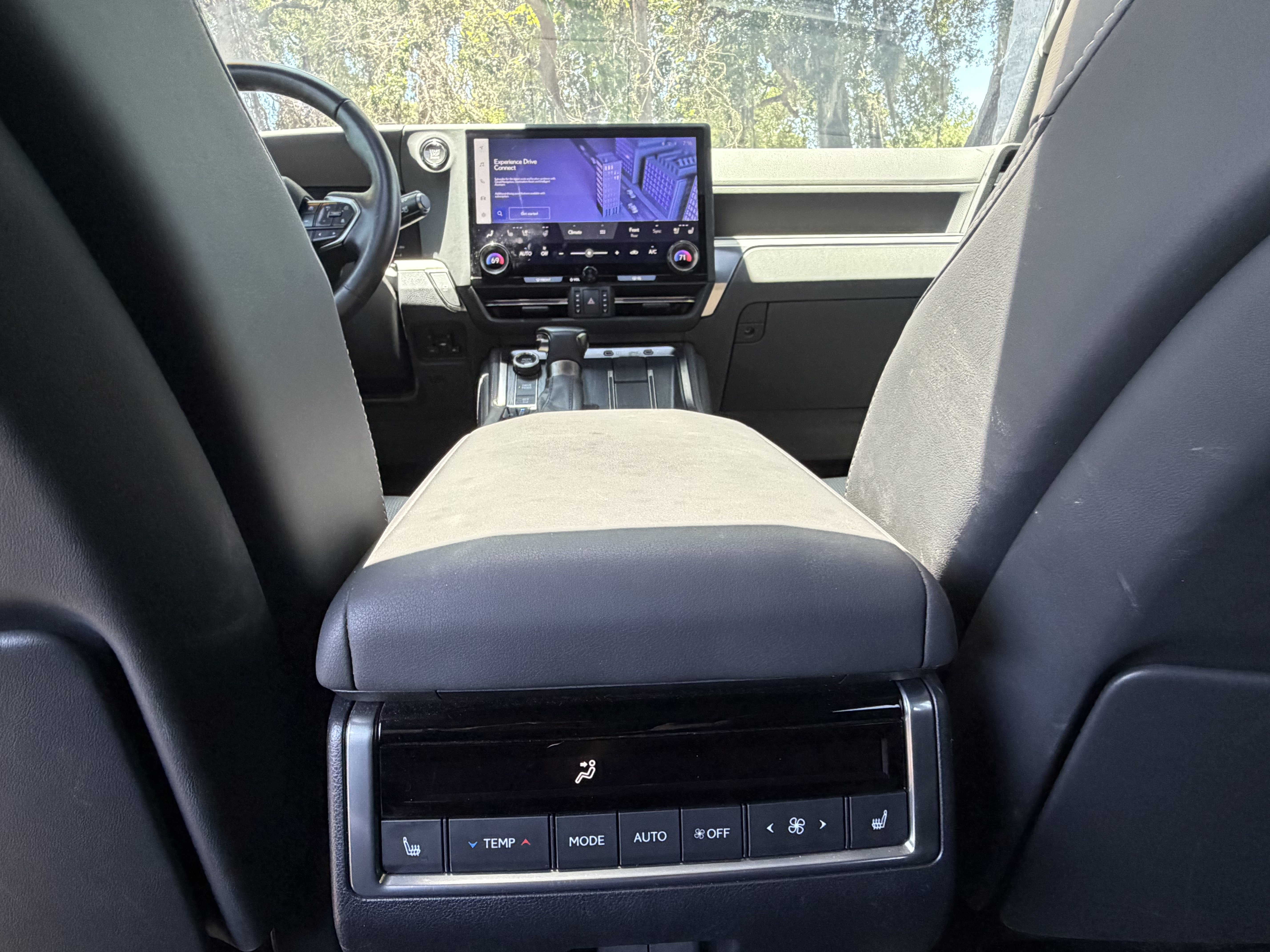 Used 2024 Lexus GX 550 w/ Accessory Package (Z1) AWD/4WD image 38