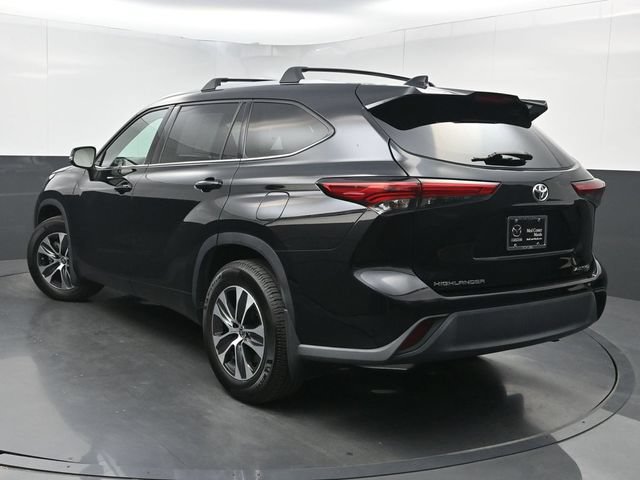 Used 2022 Toyota Highlander XLE AWD/4WD image 4
