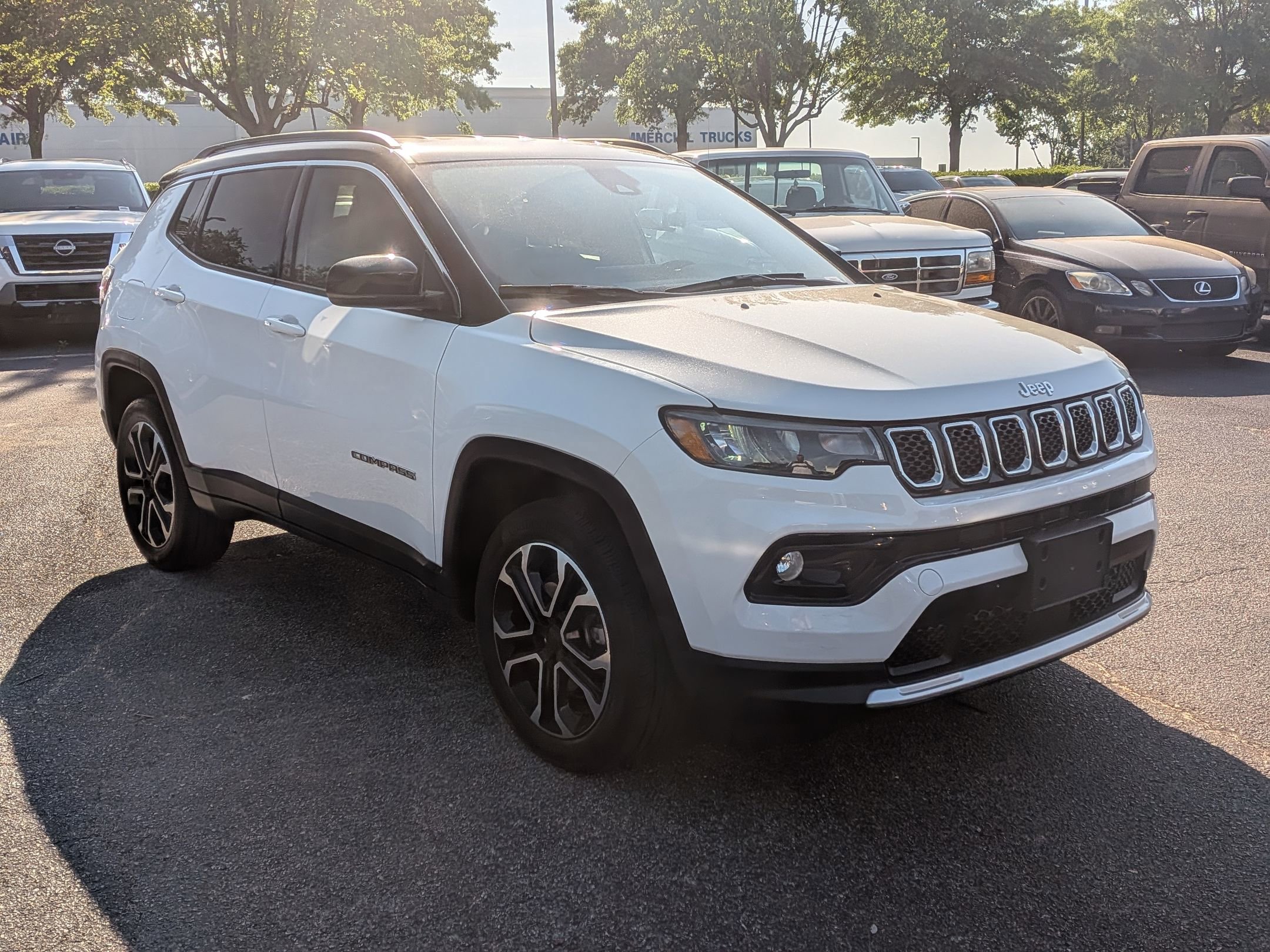 Used 2023 Jeep Compass Limited AWD/4WD image 2