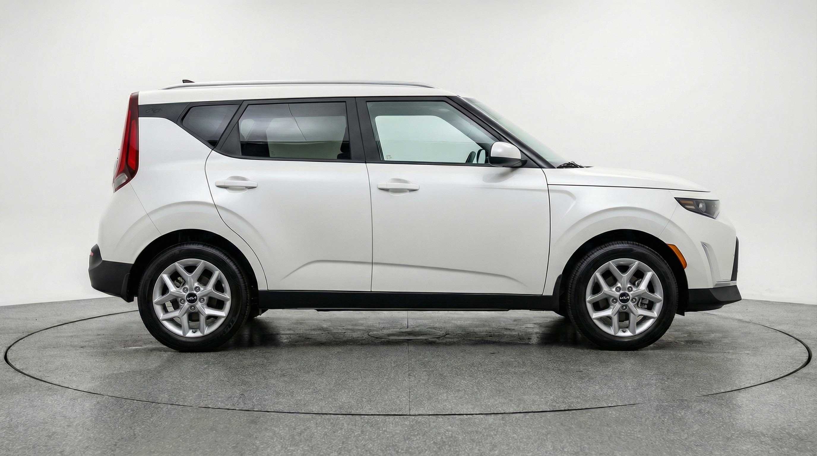 Used 2025 Kia Soul LX w/ LX Technology Package FWD image 11