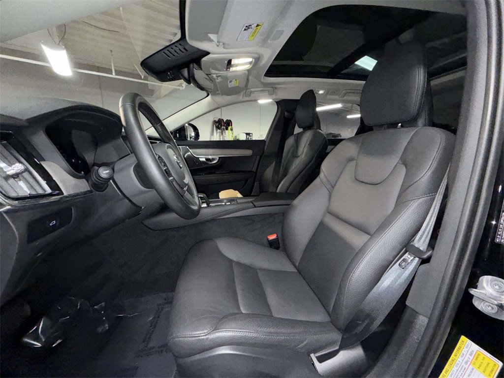 Used 2024 Volvo V90 B6 Cross Country Plus image 2