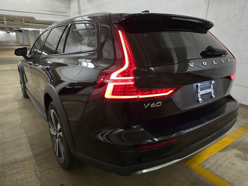 Used 2025 Volvo V60 B5 Cross Country Plus image 4