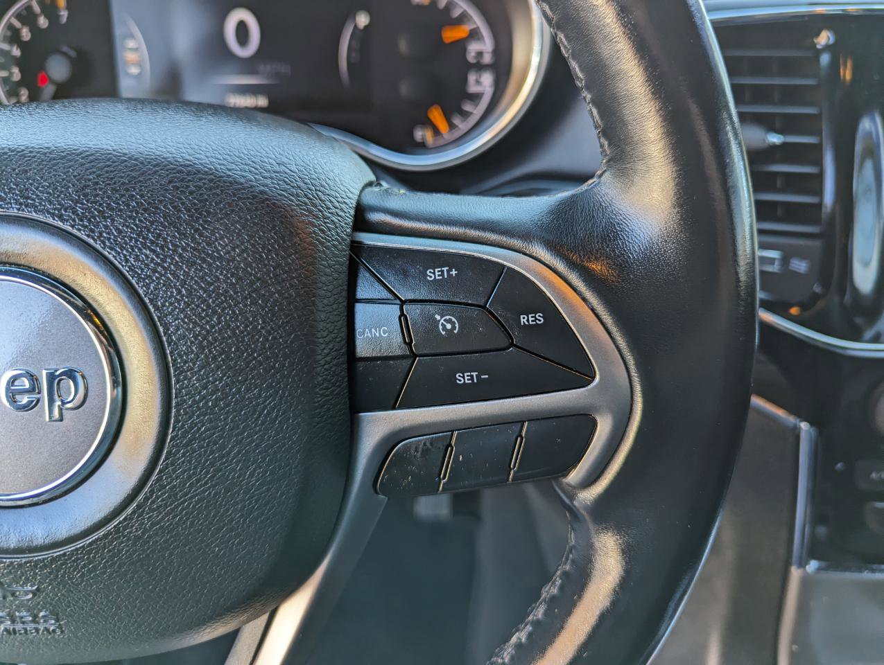 Used 2019 Jeep Grand Cherokee Limited AWD/4WD image 17