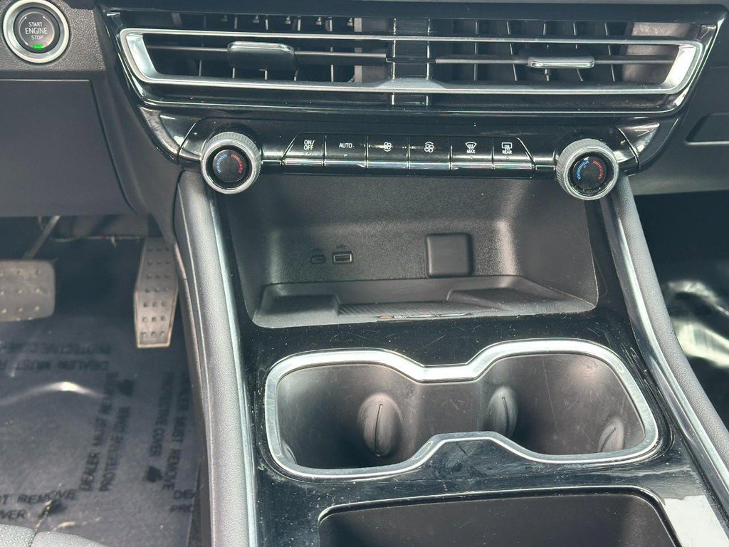 Used 2025 Chevrolet Traverse LT image 16