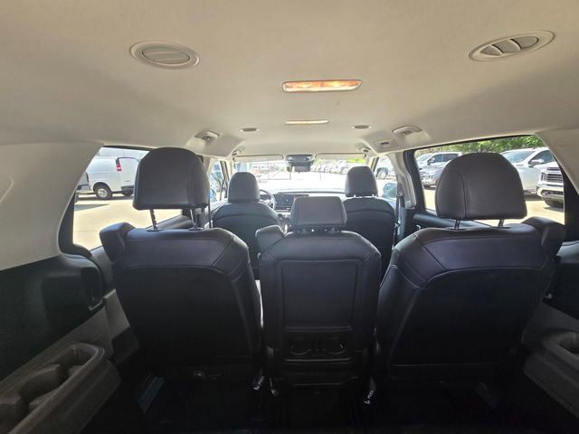 Used 2025 Kia Carnival FWD image 26