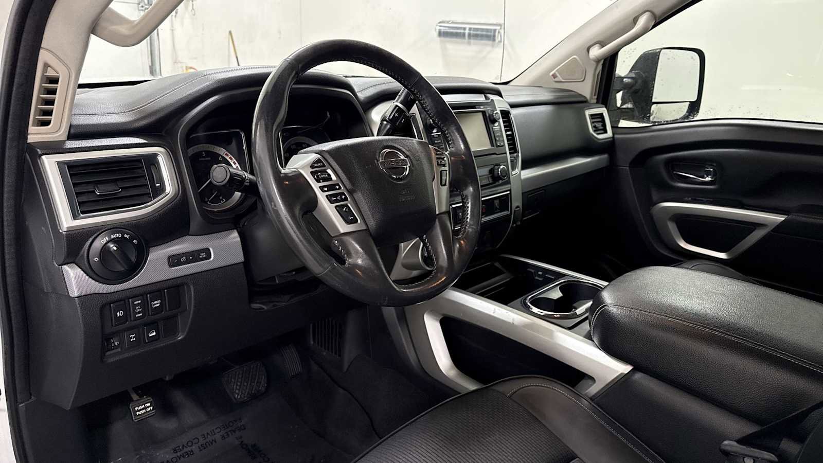 Used 2017 Nissan Titan PRO-4X image 12