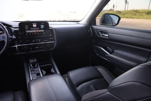 Certified 2025 Nissan Pathfinder SL FWD image 27