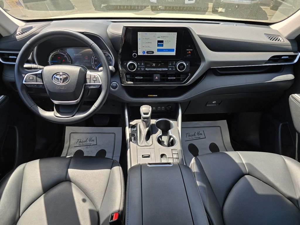 Used 2023 Toyota Highlander XLE FWD image 3