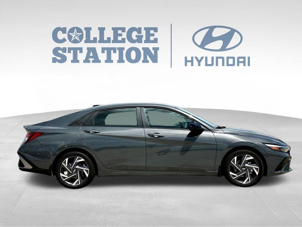 Used 2025 Hyundai Elantra Sport FWD image 11