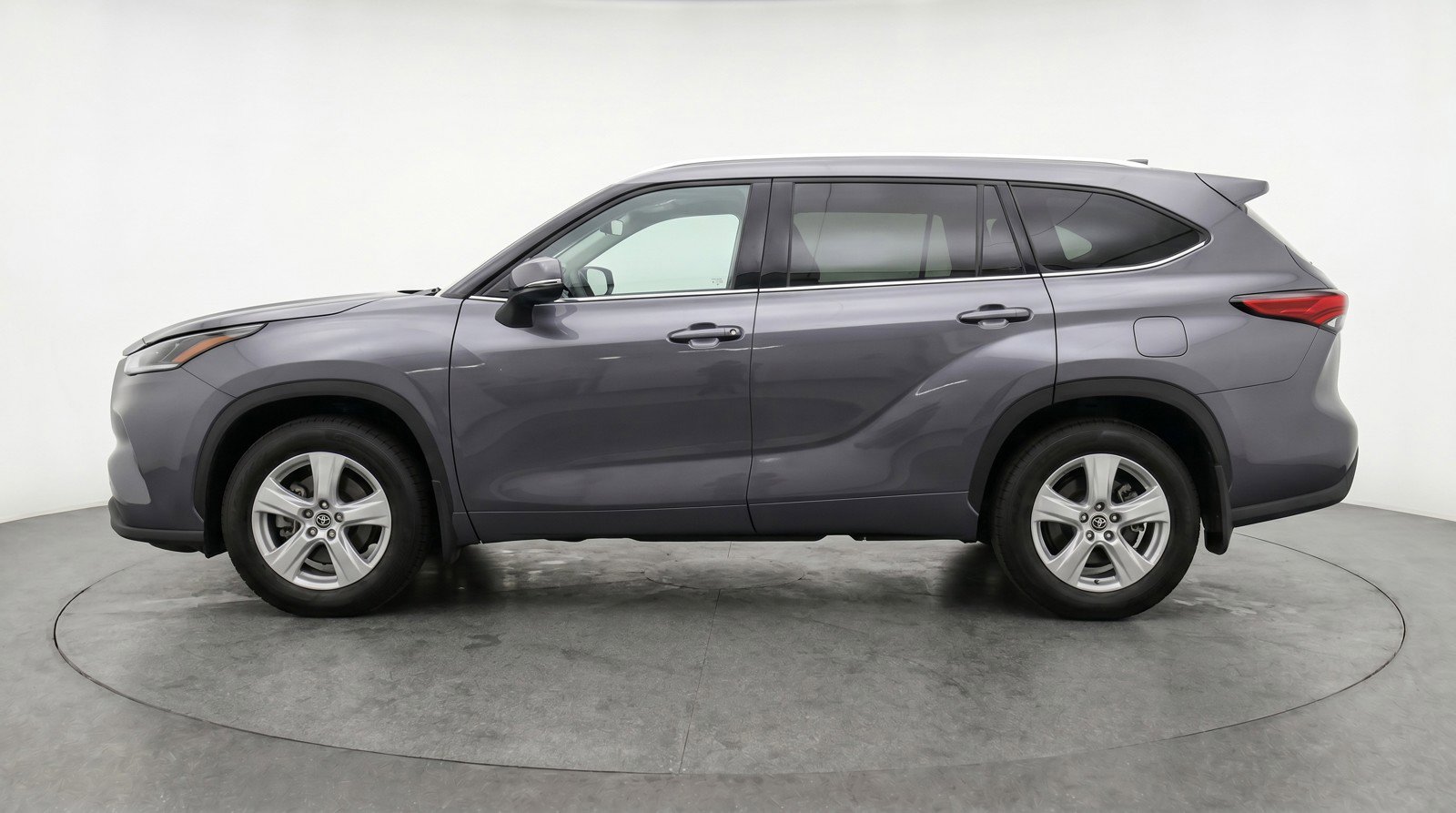Used 2025 Toyota Highlander LE FWD image 5