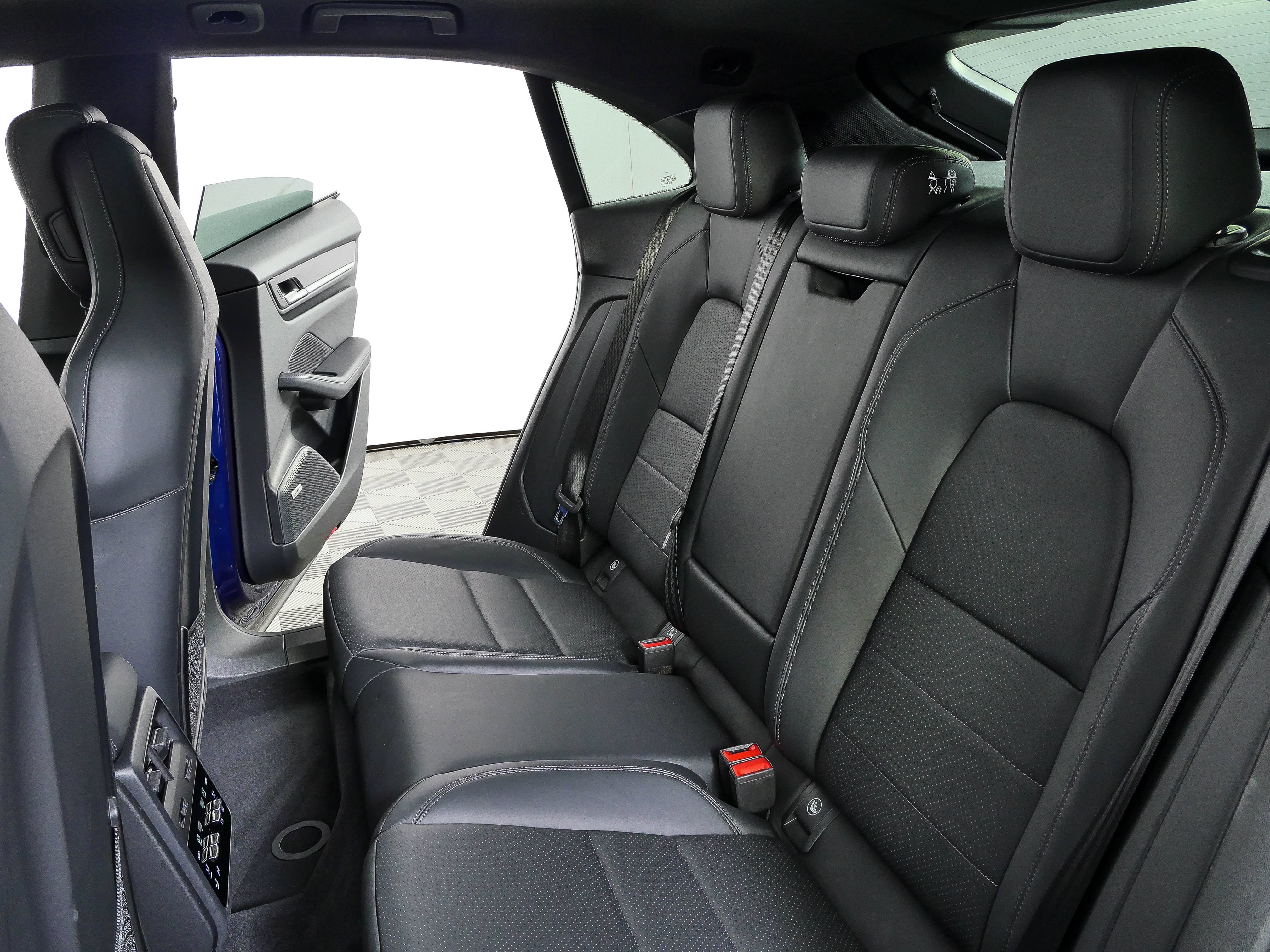 Certified 2025 Porsche Macan Electric RWD image 22