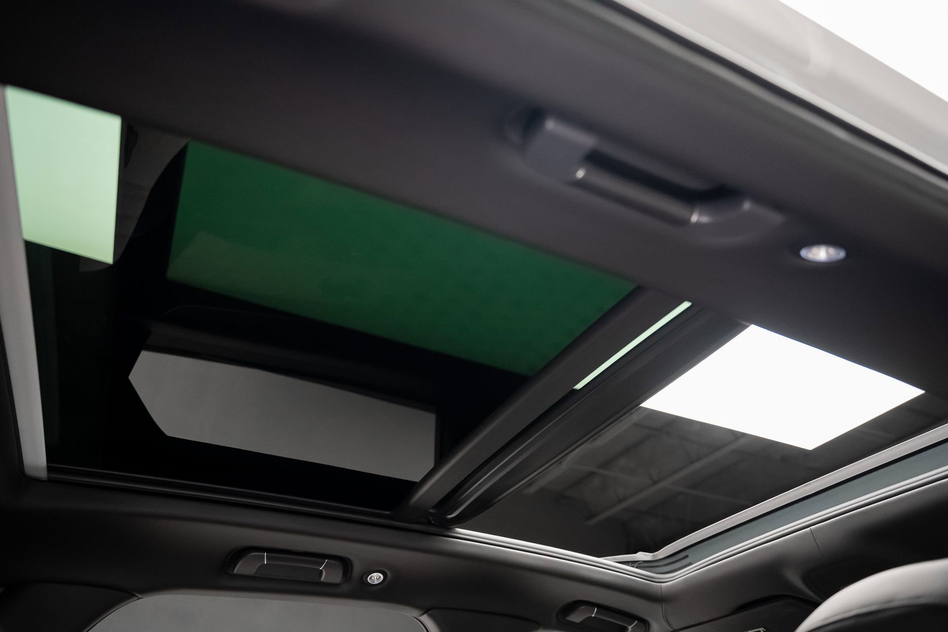 Used 2021 Bentley Bentayga Plug-In Hybrid image 70