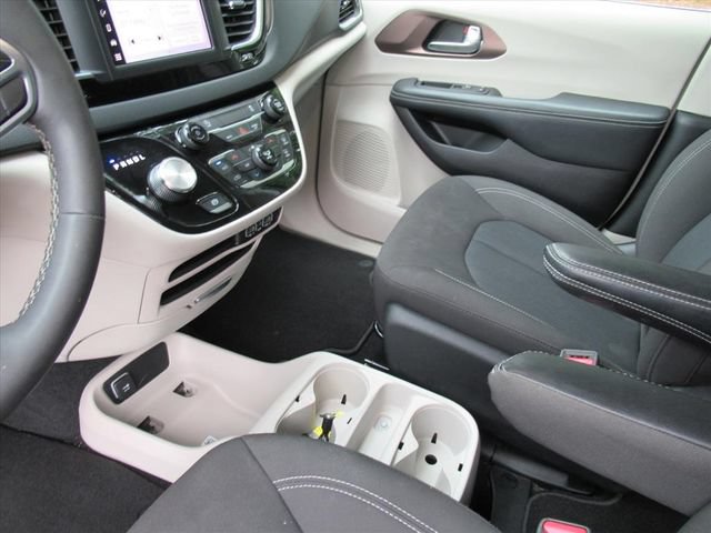 Certified 2023 Chrysler Voyager LX FWD image 15