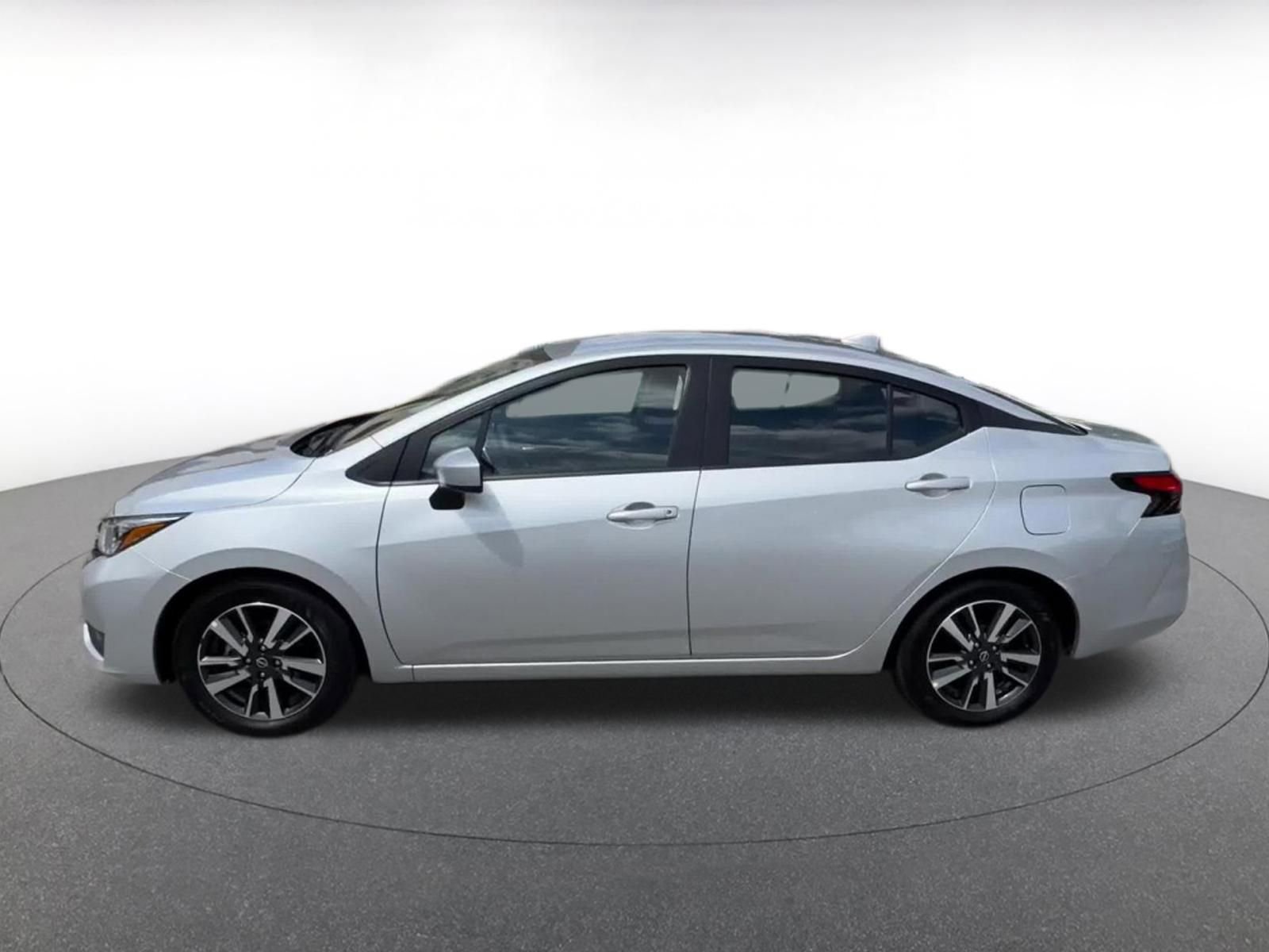 Used 2025 Nissan Versa SV image 9