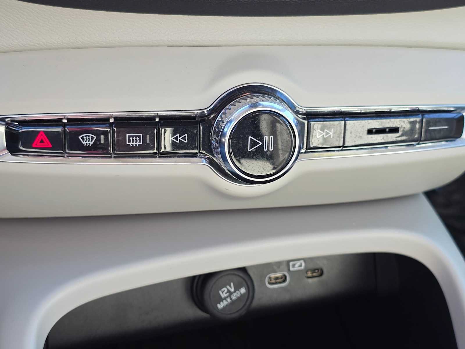 Certified 2026 Volvo XC40 B5 Plus AWD/4WD image 30