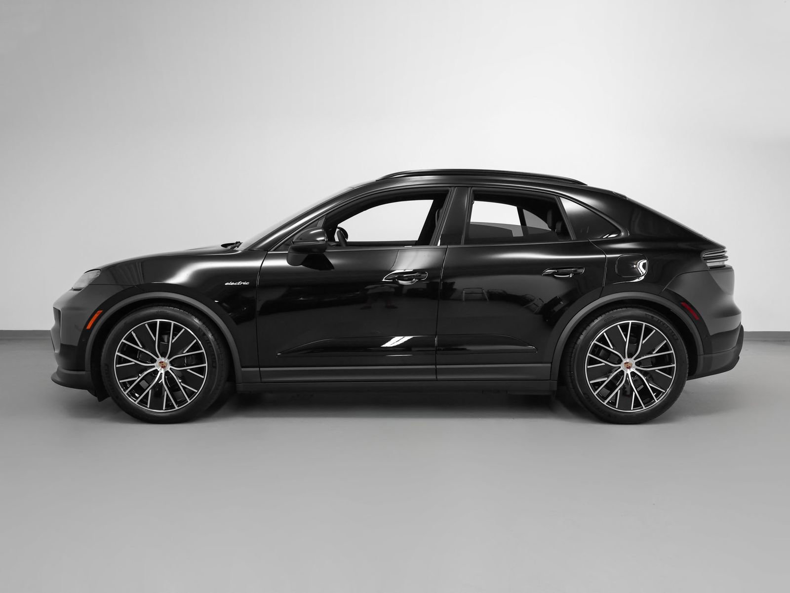 Certified 2025 Porsche Macan 4 Electric image 2