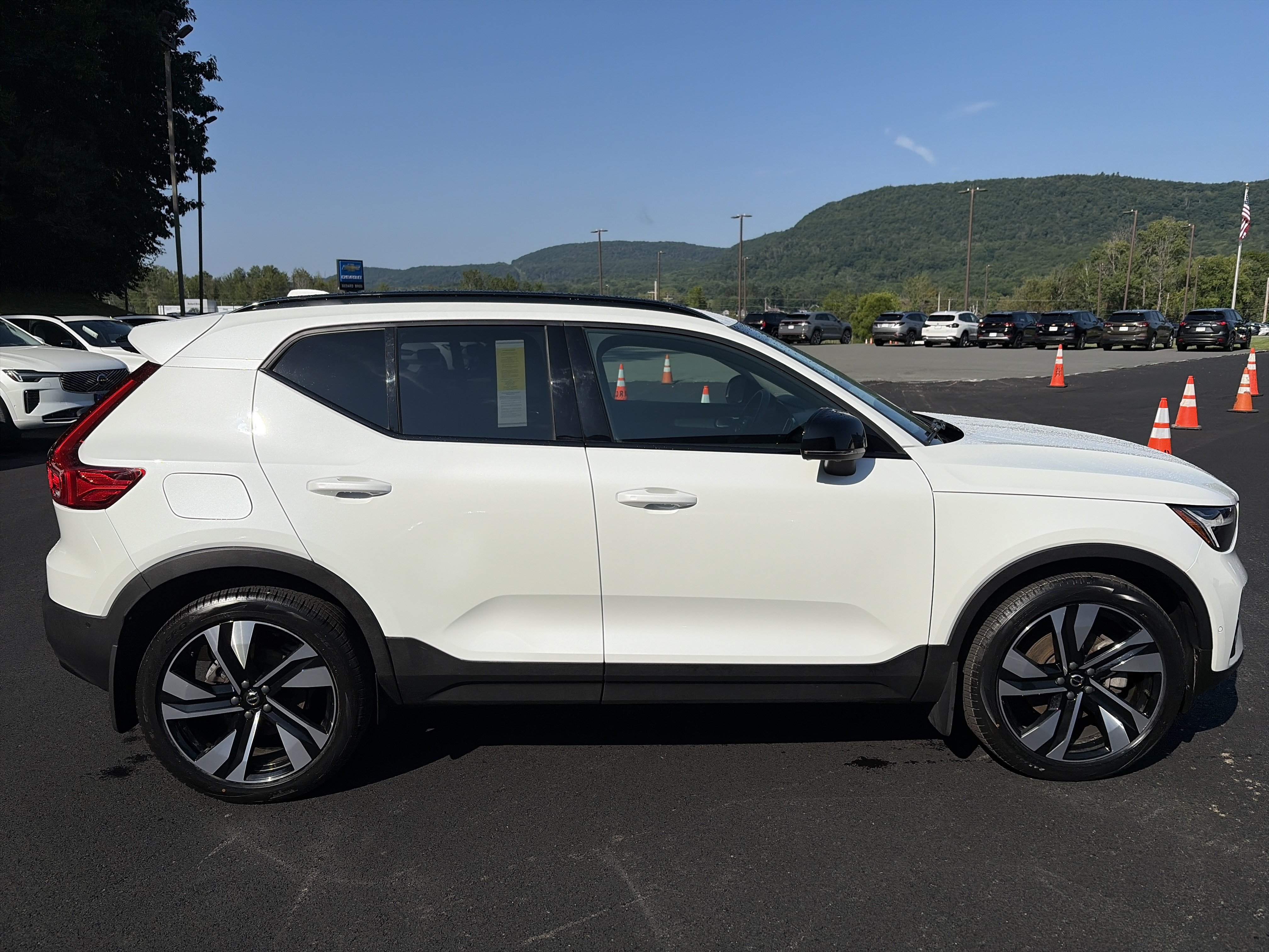 Certified 2023 Volvo XC40 B5 Ultimate w/ Protection Package Premier AWD/4WD image 6