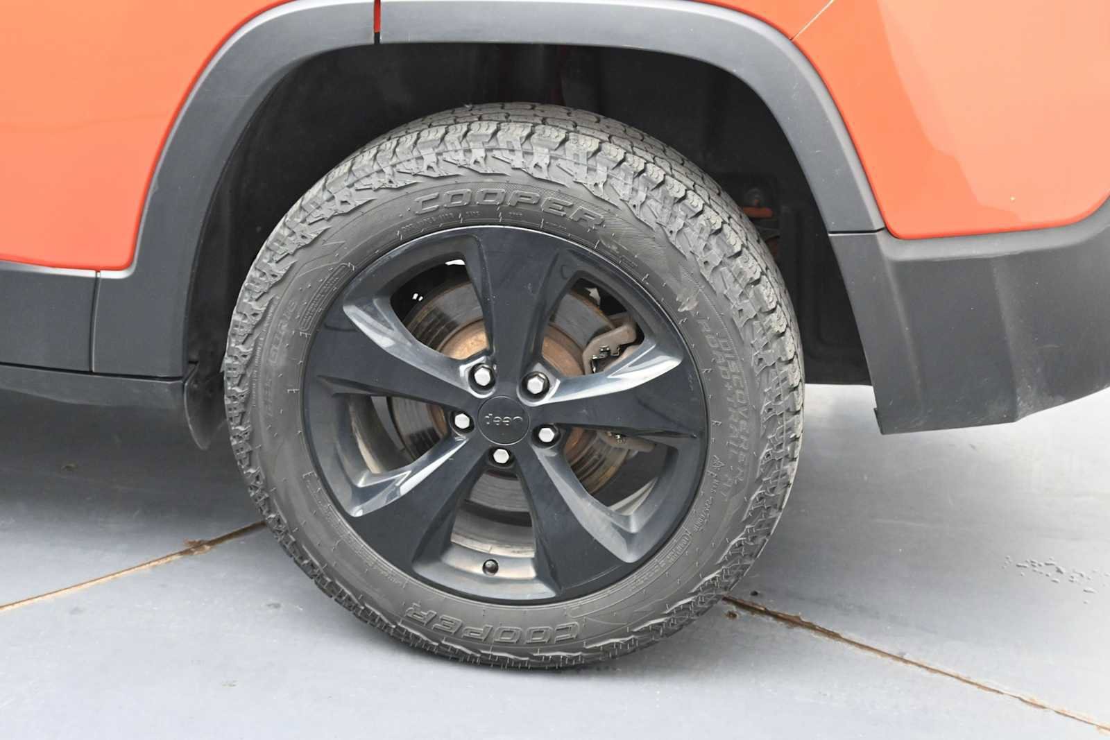 Used 2021 Jeep Cherokee Latitude Plus AWD/4WD image 5