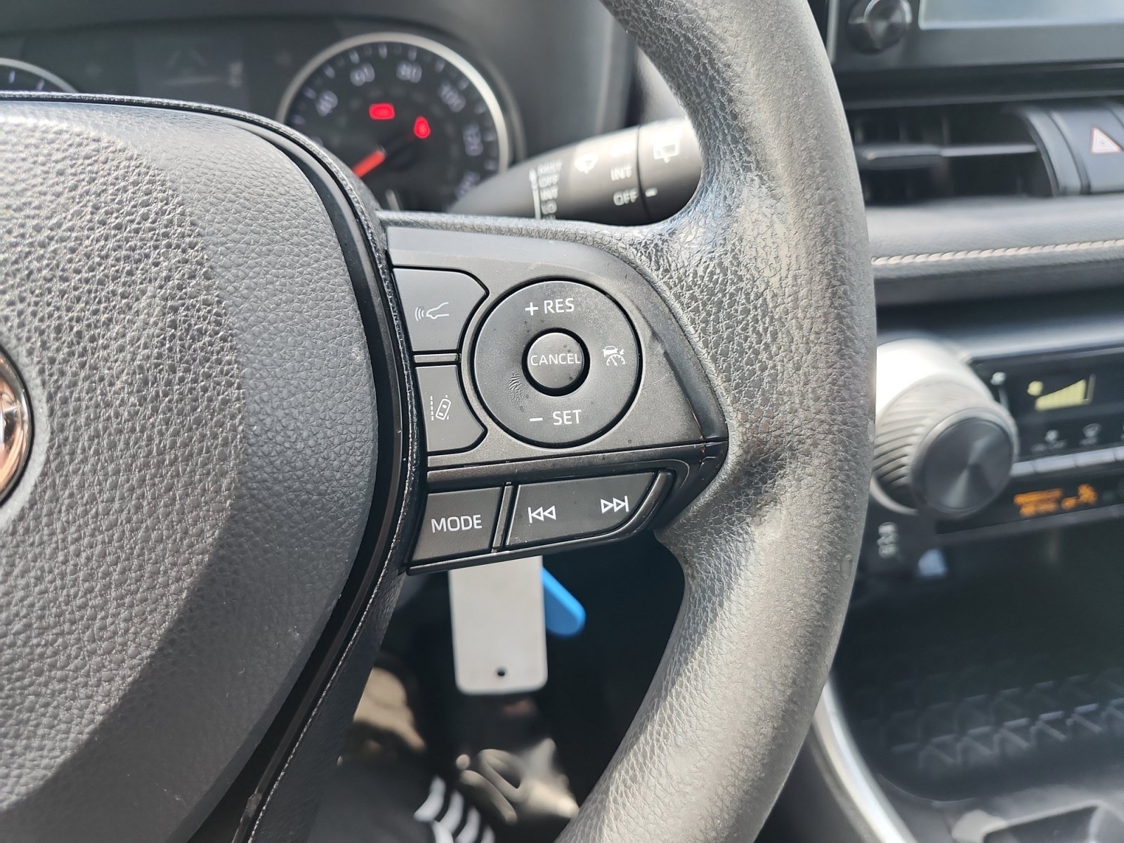 Used 2019 Toyota RAV4 LE AWD/4WD image 21