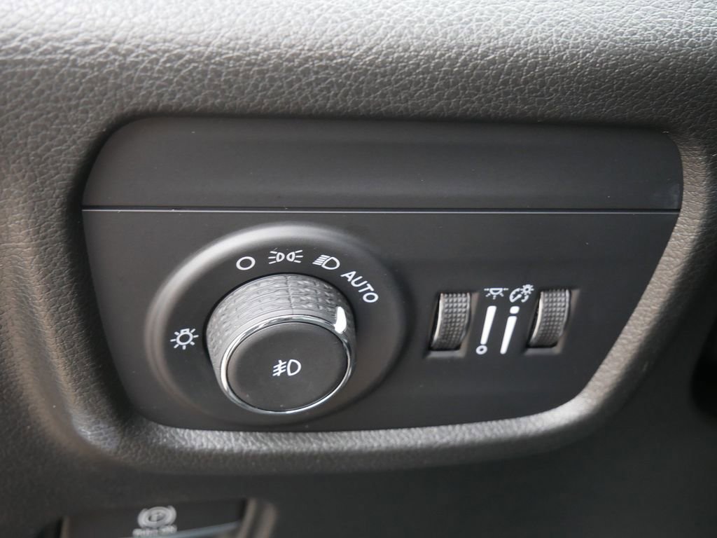 Used 2023 Jeep Grand Cherokee L Limited w/ Luxury Tech Group II image 17